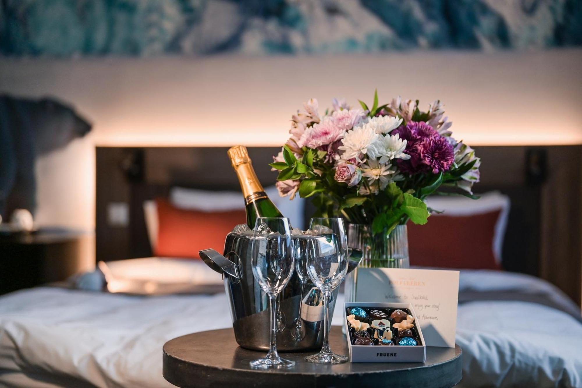 Svalbard Hotell | Polfareren Longyearbyen Ngoại thất bức ảnh