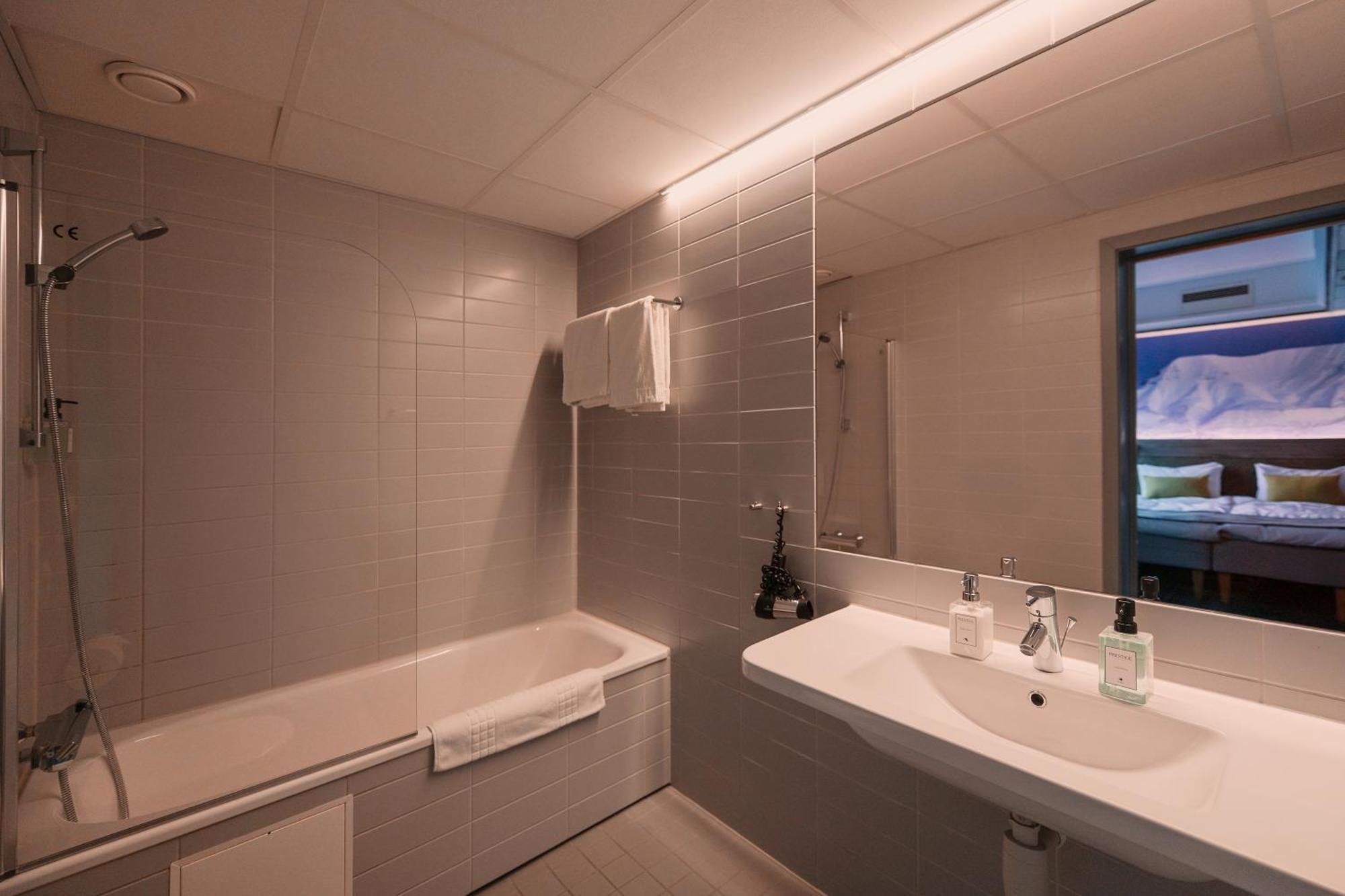 Svalbard Hotell | Polfareren Longyearbyen Ngoại thất bức ảnh