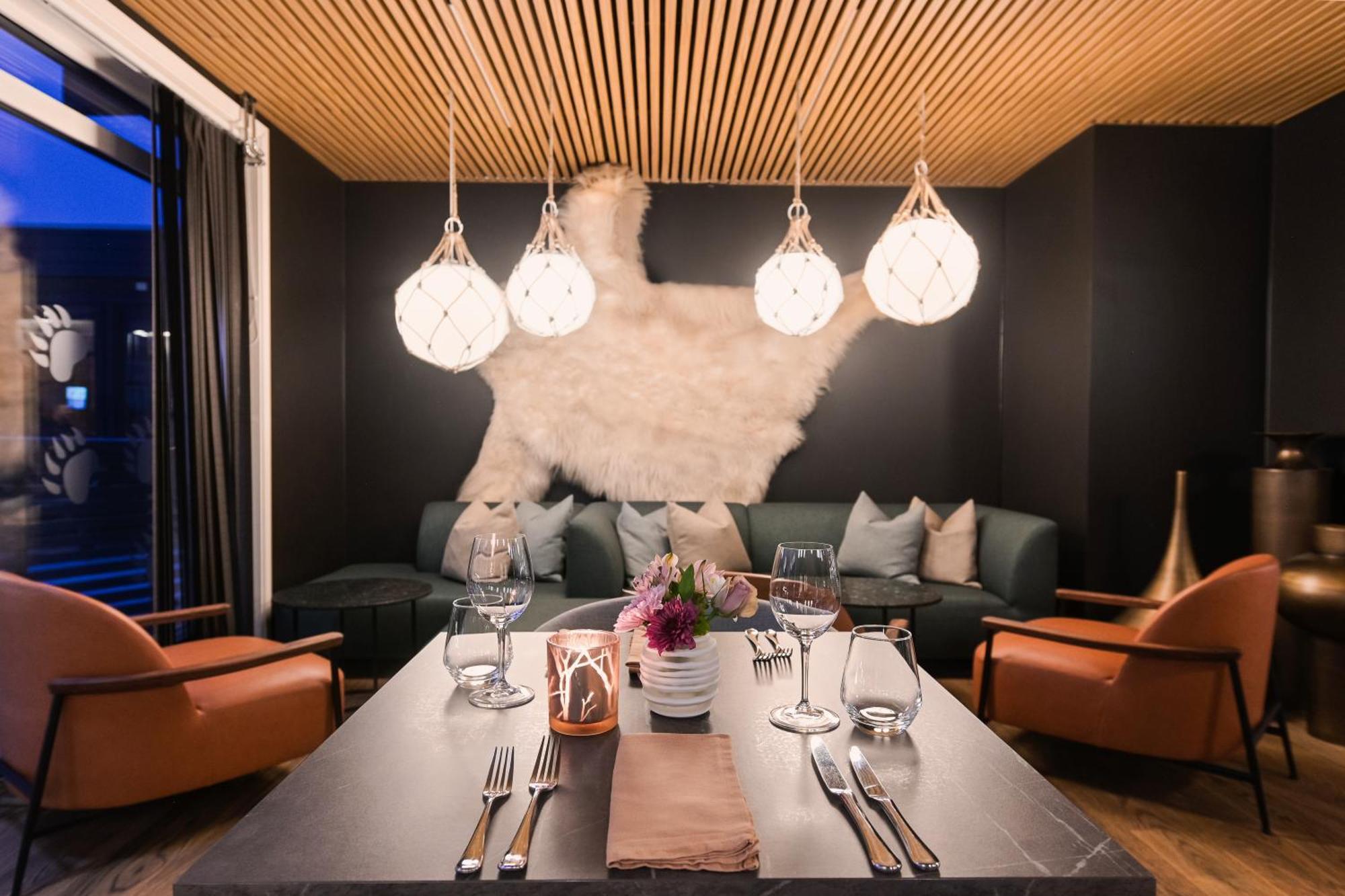 Svalbard Hotell | Polfareren Longyearbyen Ngoại thất bức ảnh